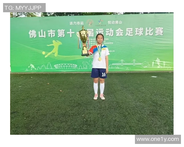 在绿茵场上追逐梦想你爱着足球的热情与执着