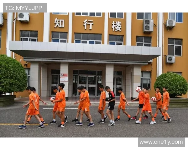 足球场上的小孩们欢快奔跑追逐梦想与快乐的脚步声