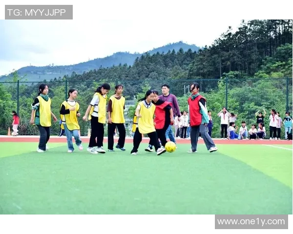 六一儿童节游园活动精彩纷呈足球趣味比赛点燃孩子们的热情与梦想