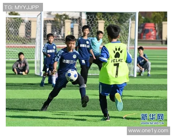 小新在绿茵场上挥洒汗水与梦想，足球带来的友情与成长之旅