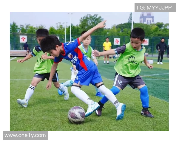 足球老诗人用诗歌描绘绿茵场上的激情与梦想