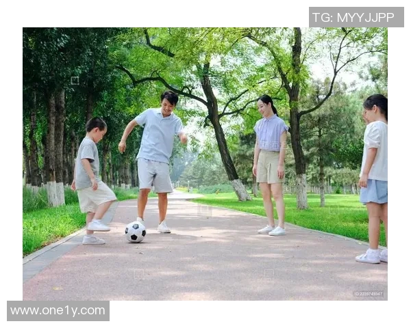 踢足球让身体舒展心情愉悦体验运动带来的快乐与放松