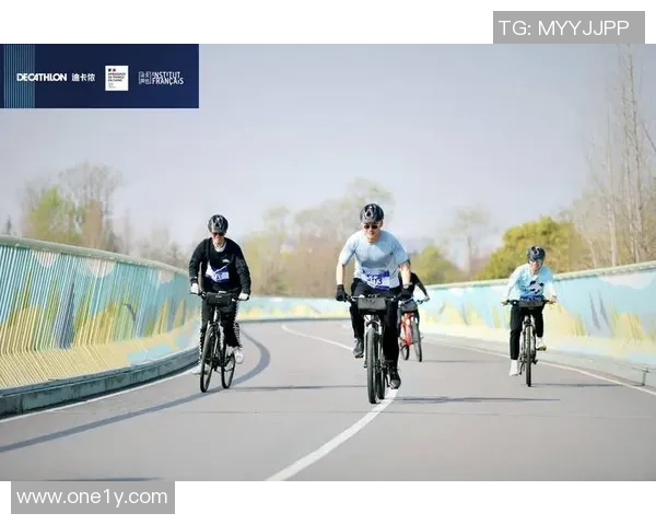 骑车与踢足球的完美结合畅享运动乐趣与健康生活